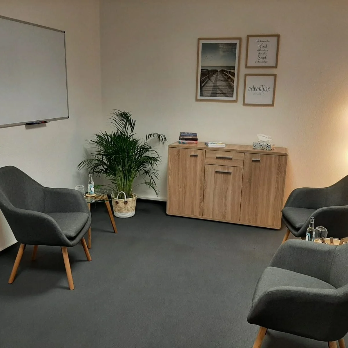 Beratungsraum in Heusweiler mit Sesseln, Whiteboard und Beistelltisch