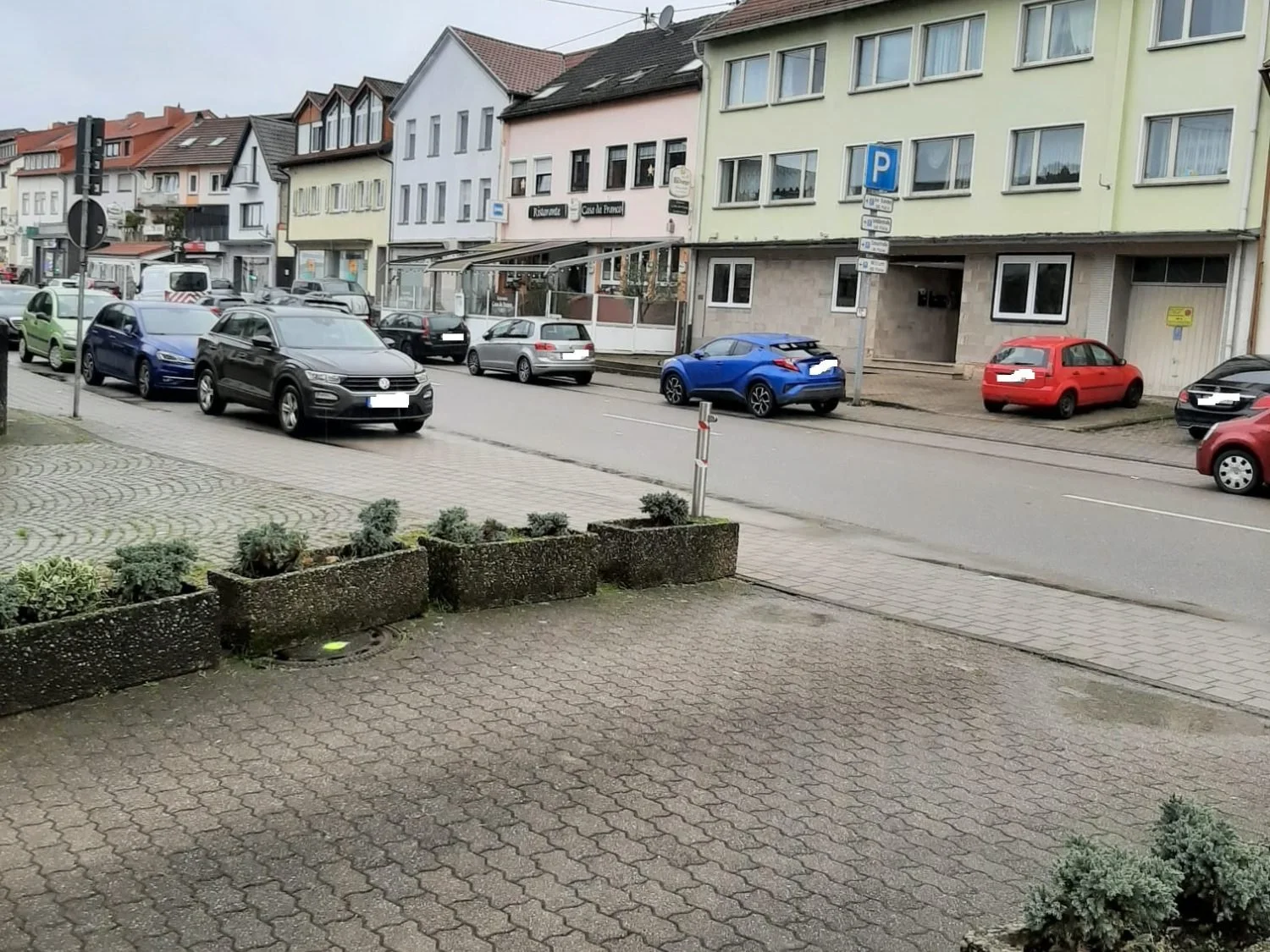 Straßenansicht in Heusweiler mit Parkmöglichkeiten vor der Praxis