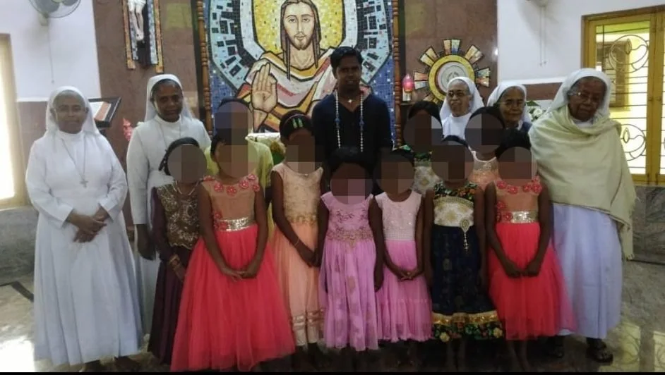 Gruppenfoto mit Ordensschwestern und Kindern in Indien